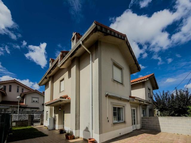 Casa adosada en Venta en Villaescusa Cantabria
