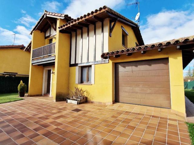 Casa chalet en Venta en Villaquilambre
