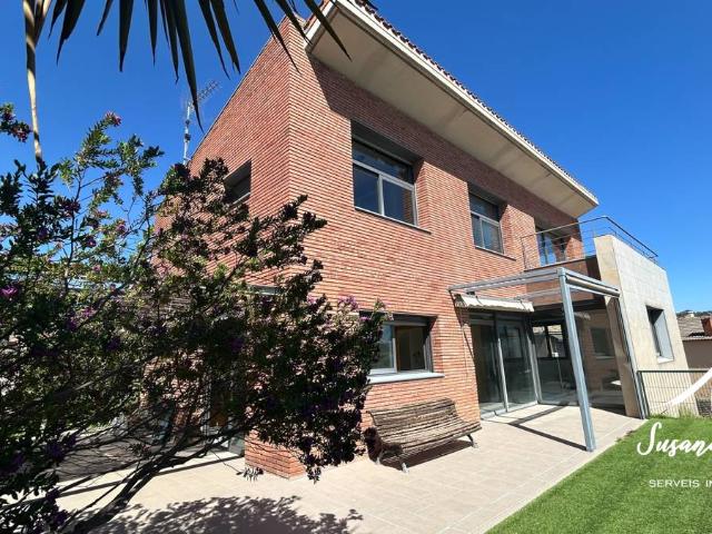 Casa chalet en Venta en Abrera