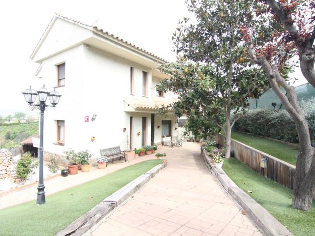 Casa chalet en Venta en Abrera