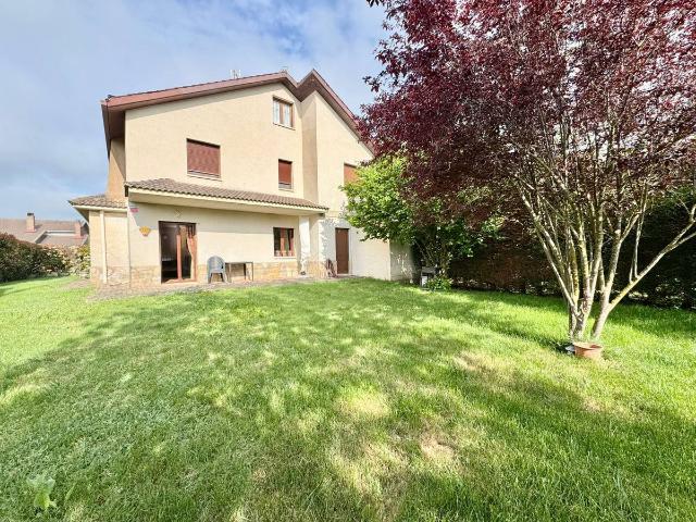 Casa chalet en Venta en Asparrena