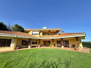 Casa chalet en Venta en Bernueces