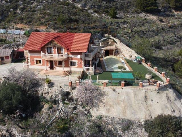 Casa chalet en Venta en Confrides