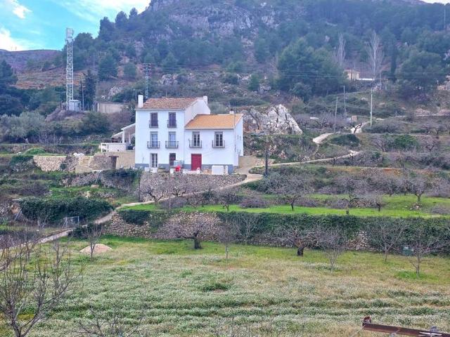 Casa chalet en Venta en Confrides
