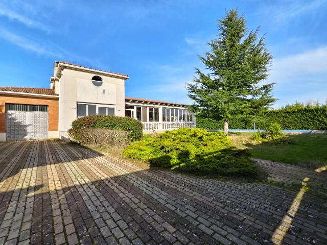 Casa chalet en Venta en Grijota