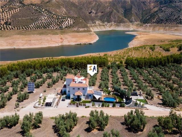 Casa chalet en Venta en Iznájar