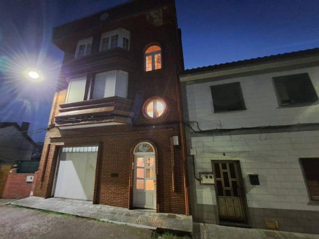 Casa chalet en Venta en La Felguera