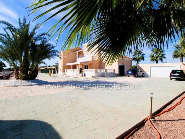 Casa chalet en Venta en Las Bayas