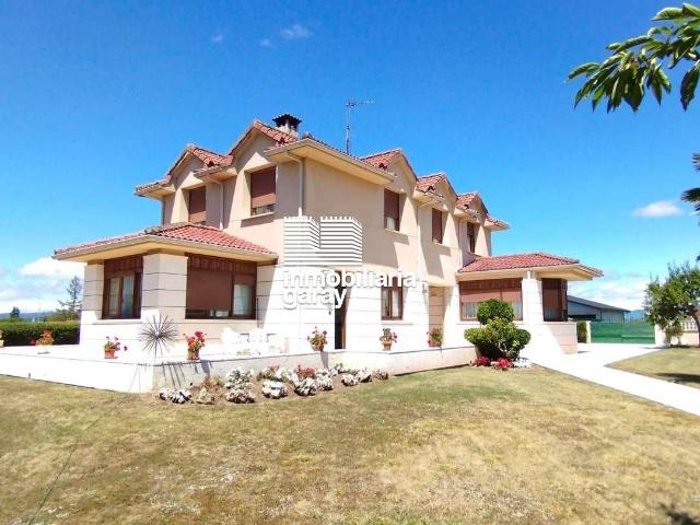 Casa chalet en Venta en Medina de Pomar