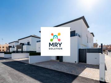 Villa en venta en Los Arenales del Sol - Jardín