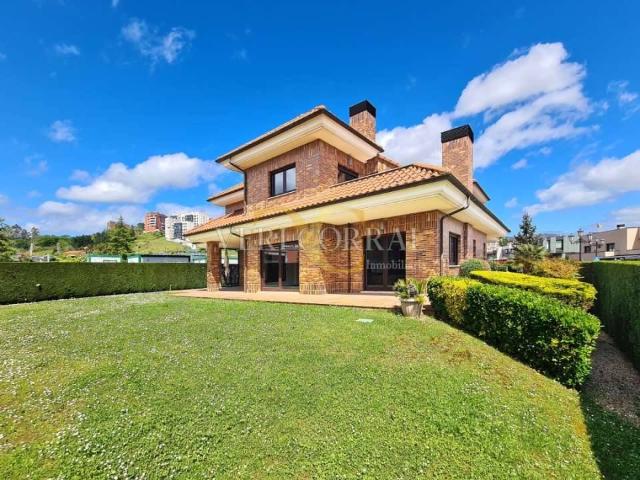 Casa chalet en Venta en Montecerrao