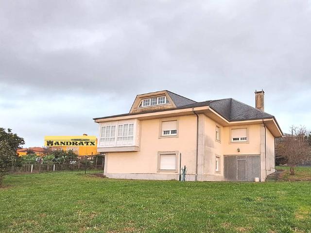 Casa chalet en Venta en Neda