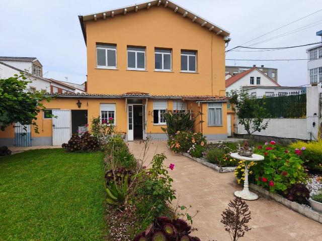Casa chalet en Venta en Neda