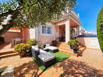 Villa en venta en Los Arenales del Sol - Jardín