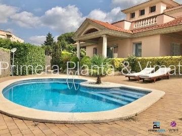 Casa chalet en Venta en Nucli Urbà