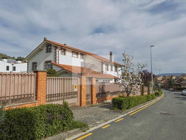 Casa chalet en Venta en Nuevo Artica