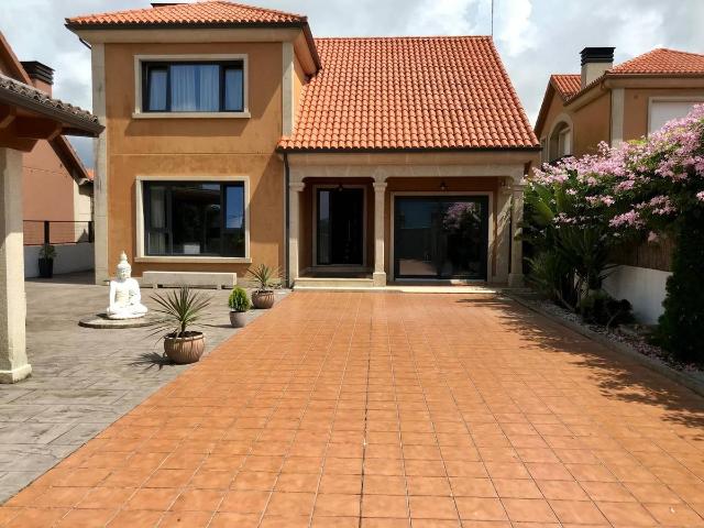 Casa chalet en Venta en Oleiros