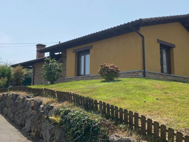 Casa chalet en Venta en Parres