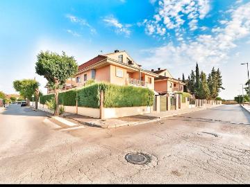 Casa chalet en Venta en PAU 2 600
