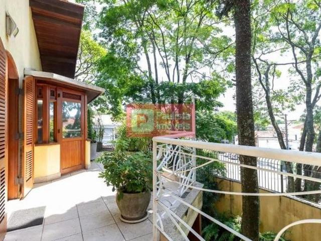 Casa charmosa com 440m² no verde do Jardim Prudência + Ampla, elegante e cercada de natureza