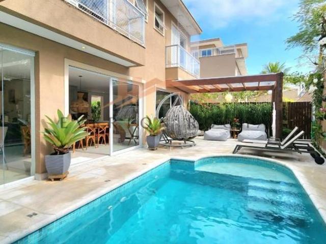Casa charmosa com 5 suítes e piscina para venda Condomínio a poucos passos do mar