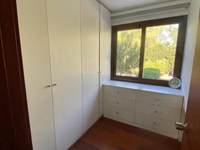 Casa chilena impecable en santa elena con termopanel acústico y gran piscina | tierras lindas | colegio pumahue | uf 12.990 | 4 dormitorios por 11490.00 en Colina