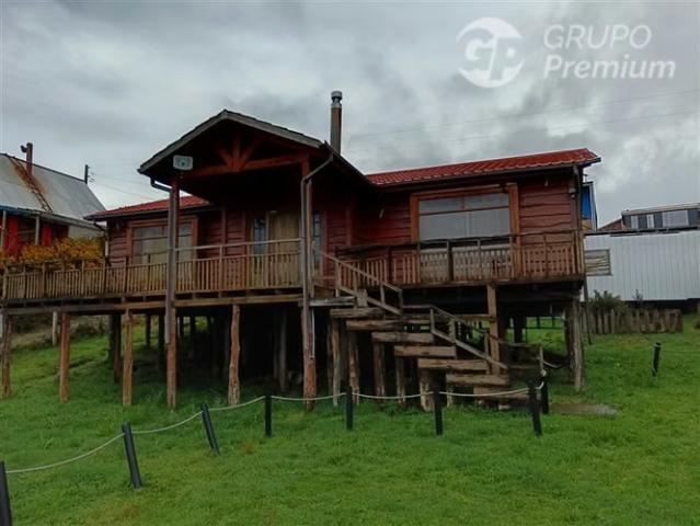 Casa chilota con 831 m2 de terreno a 400 m del bypass/castro | 2 dormitorios por 105000. 00 en Castro