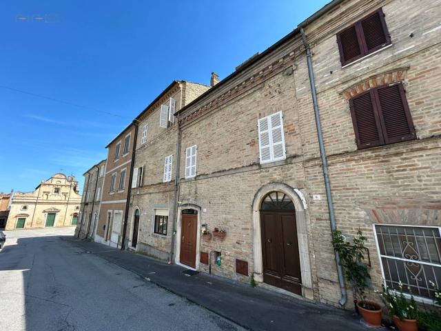 Casa cielo terra in vendita a Carassai, Centrale / Centro Storico