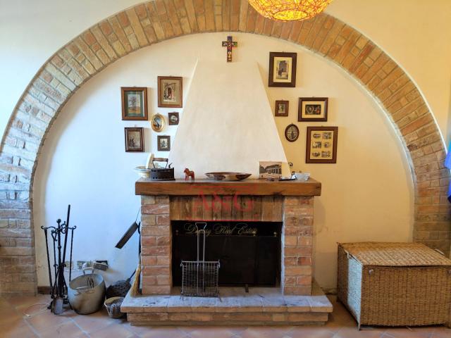 Casa cielo terra in vendita a Monte San Martino, CAMPAGNA