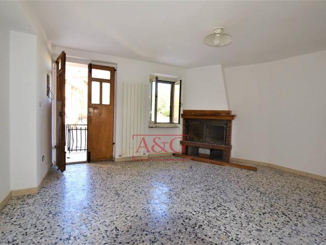 Casa cielo terra in vendita a Montefortino, Montagna