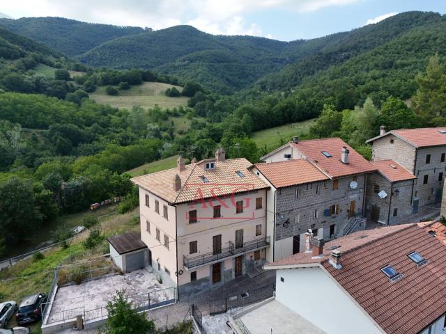 Casa cielo terra in vendita a Montegallo, Montagna