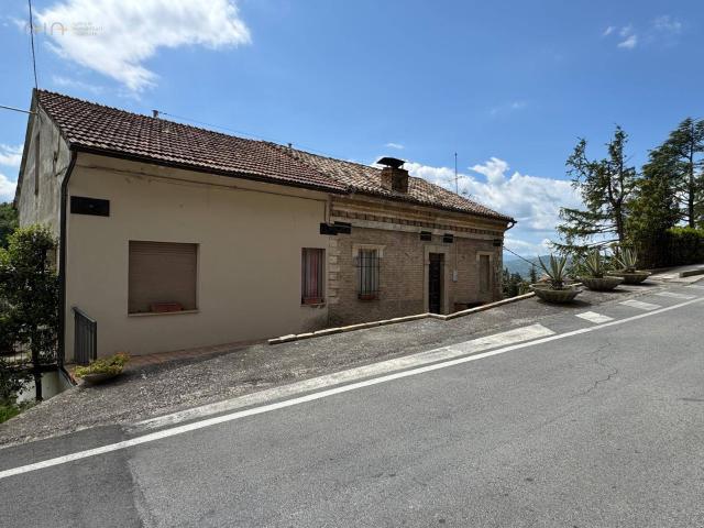 Casa cielo terra in vendita a Montelparo, Centrale / Centro Storico
