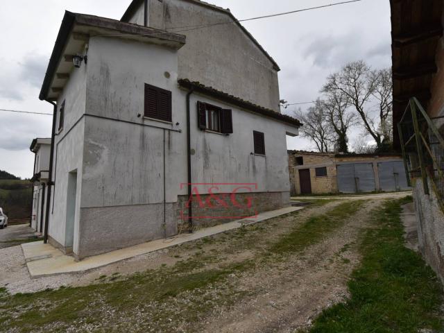 Casa cielo terra in vendita a Sarnano, Campagna