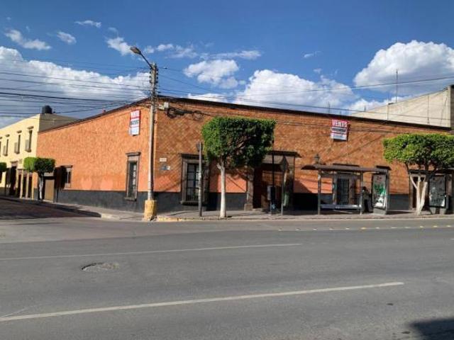 CASA COLONIAL EN EL CENTRO DE SAN JUAN DEL RIO CON USO DE SUELO COMERCIAL