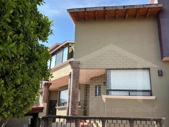 Casa en venta de tres recámaras y salón de eventos en Balcones Coloniales