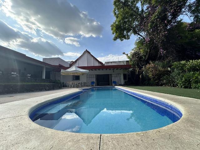 Casa Colonial Sola en Venta, Avenida con Uso de Suelo Mixto, Col. Las Palmas