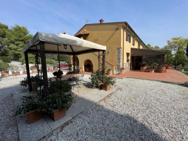 Casa colonica con vista mozzafiato e grande terreno 500m² Filettole