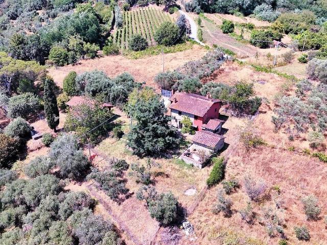 Casa colonica con annessi e terreno in posizione panoramica. 200m² Uzzano