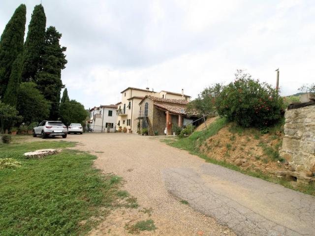 Casa colonica con annessi e terreno in posizione panoramica. 340m² Loro Ciuffenna