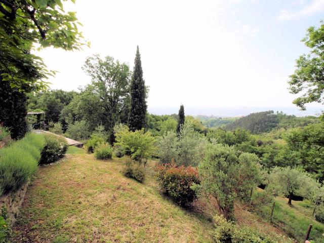 Casa colonica con piscina e vista panoramica in vendita a Bu. 300m² Buggiano