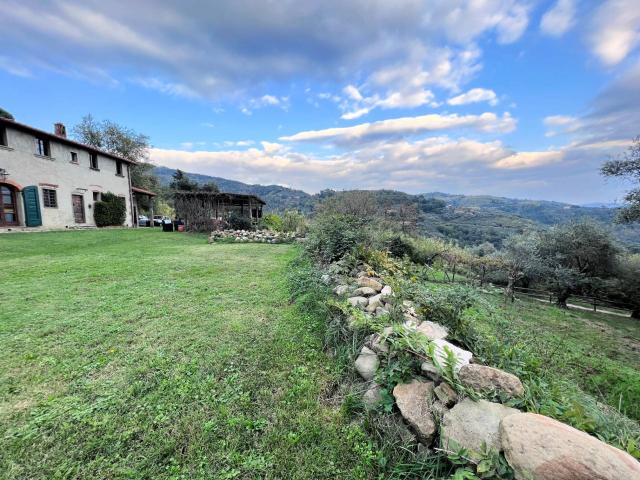 Casa colonica di ampia superficie in posizione dominante con. 355m² Massa e Cozzile