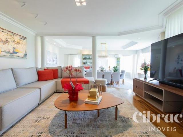 Casa com 422 m² no Alphaville