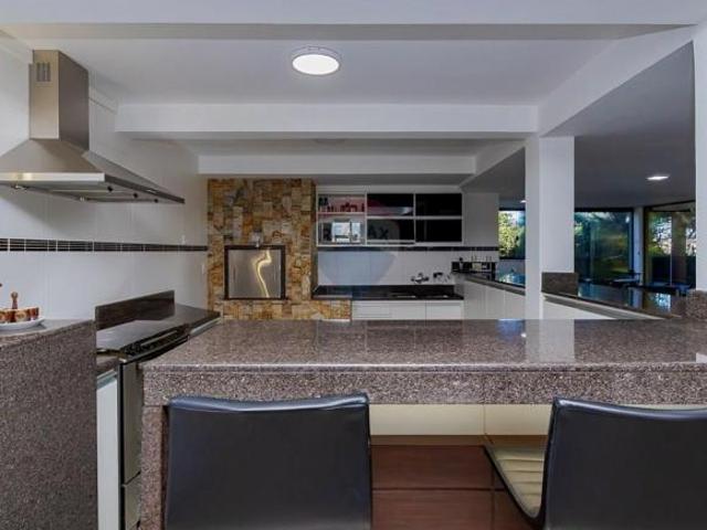 Casa com 423m2, 8 salas, suíte, 6 vagas. Bom Retiro