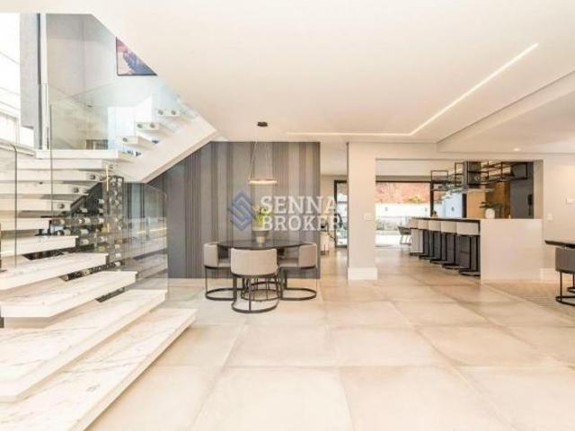 Casa com 450m² privativos 4 Suítes e 4 vagas de garagem à venda em Santa Felicidade