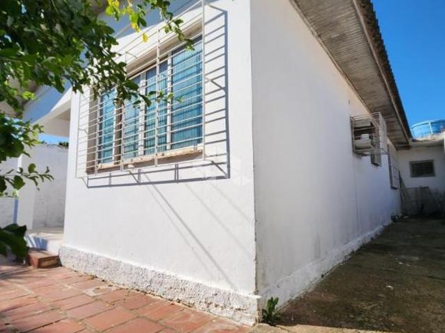 CASA COM 4 DORMIÓRIOS E PÁTIO