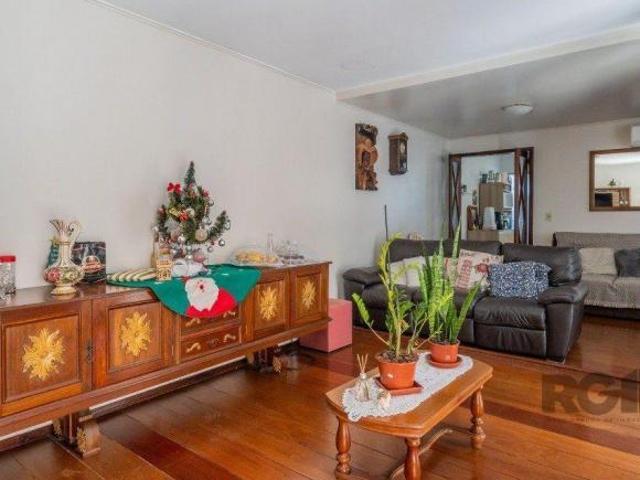 Casa com 4 dormitórios no bairro Gloria