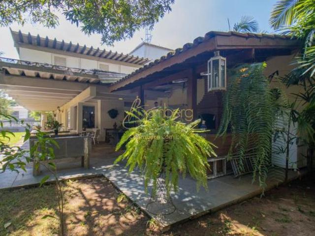 Casa com 4 Dormitórios, Churrasqueira e Jardim no Jardim Guedala Ampla casa à venda no Jardim Guedal