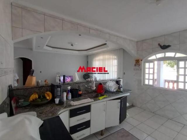 CASA COM 4 DORMITÓRIOS COM AMPLO QUINTAL EXCELENTE LOCALIZAÇÃO.ACEITA TROCA POR APARTAMENTO OU CASA