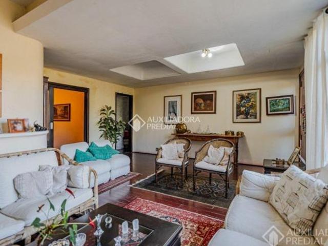 Casa com 4 dormitórios e 2 vagas de garagem no bairro Vila Assunção