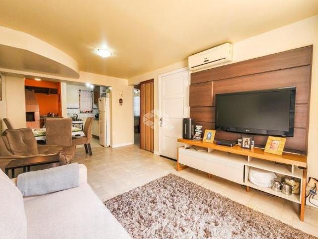 Casa com 4 dormitórios e 2 vagas de garagem, no bairro Humaitá, em Porto Alegre